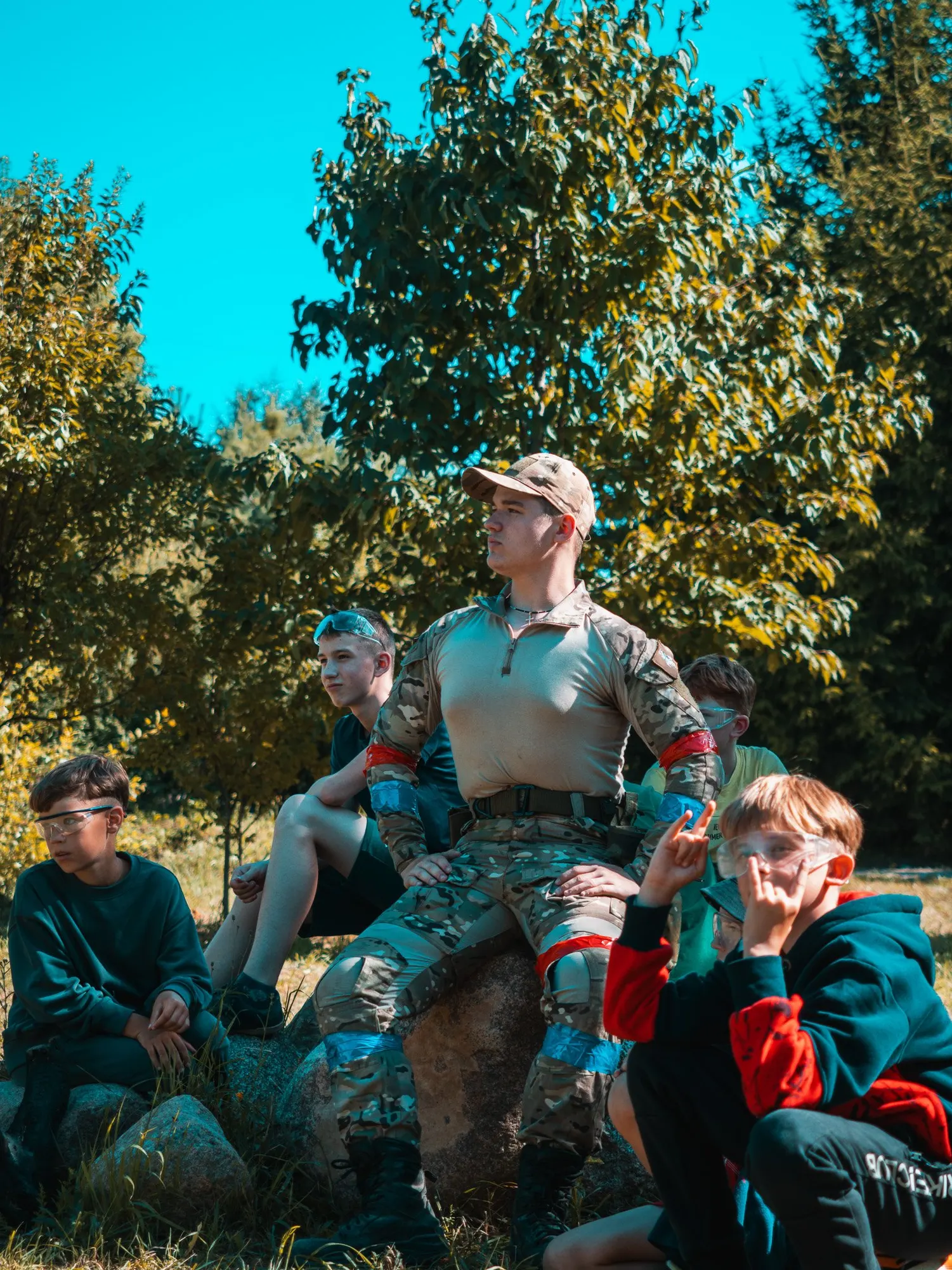 Vadovas su penkių stovyklautojų grupe prieš šratasvydžio užduotį