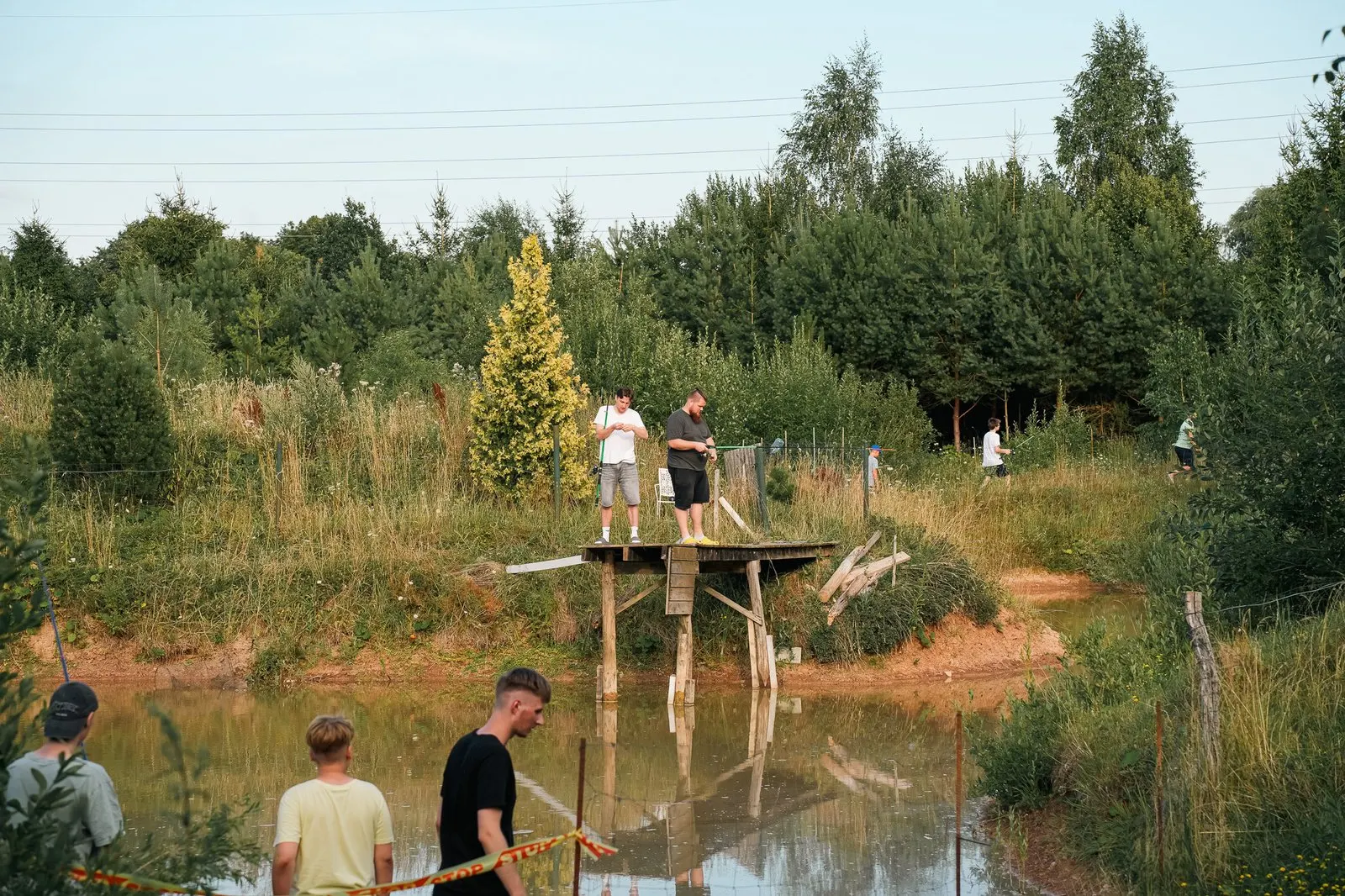 Stovyklautojai prie tvenkinio su pontonu